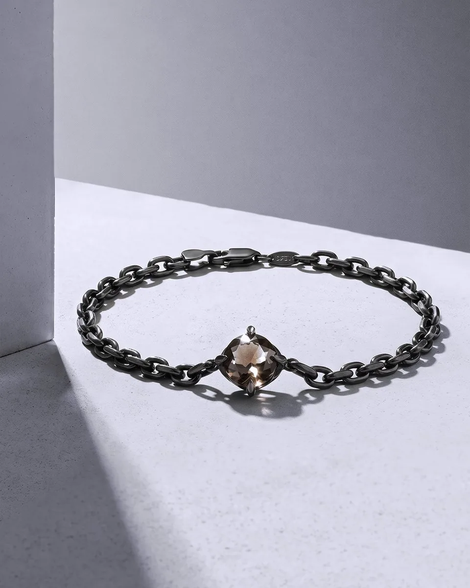 Bracelete escuro sobre concreto