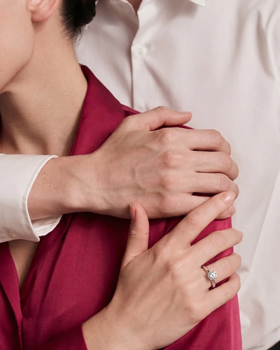 Anel de noivado na mão de um casal